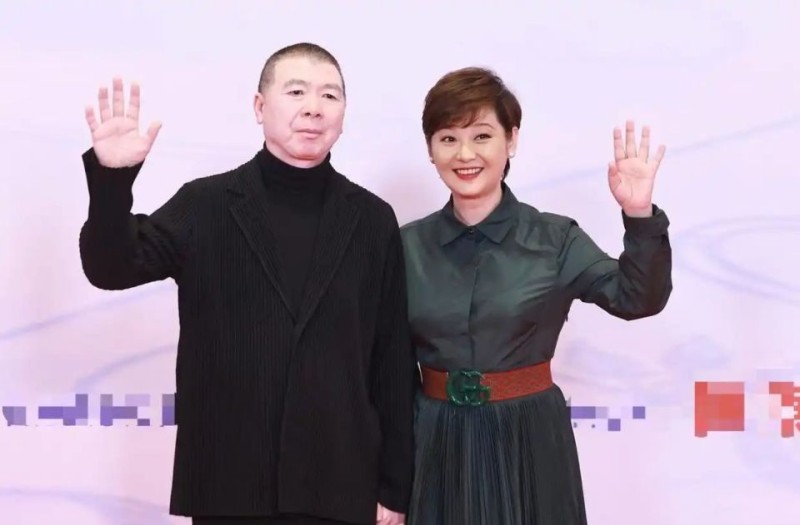 徐帆携养女辟谣与冯小刚离婚 称家庭和睦 关系坚如磐石
