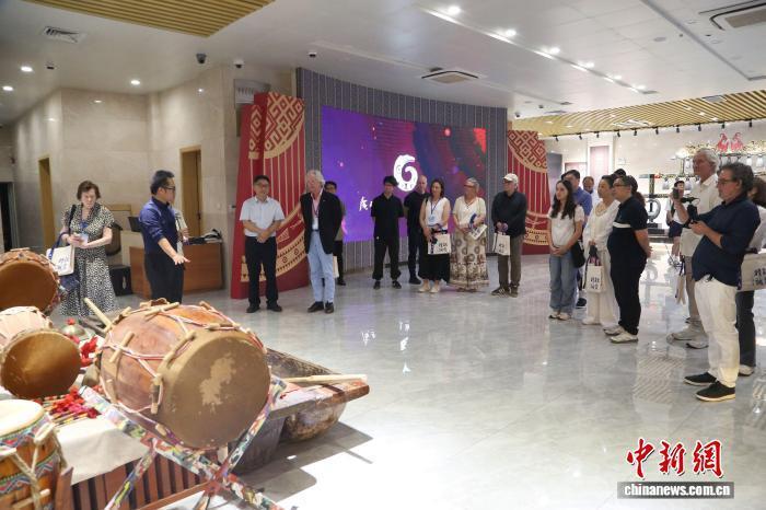 澳大利亚艺术家南宁感受多元乐器文化：听壮乡之音 品东盟之韵