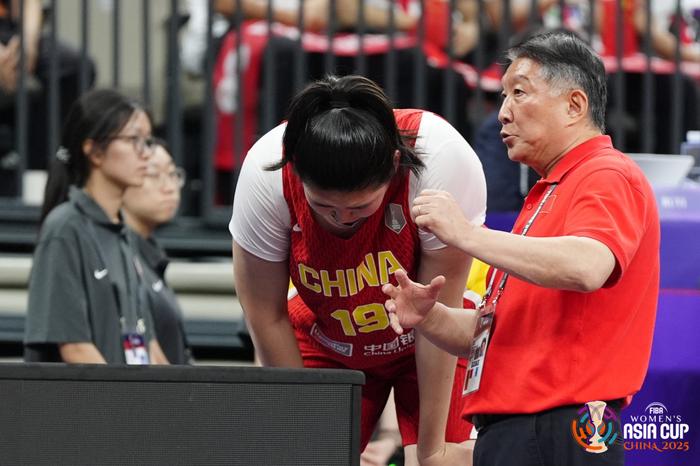宫鲁鸣指导张子宇。图片来源：女篮亚洲杯