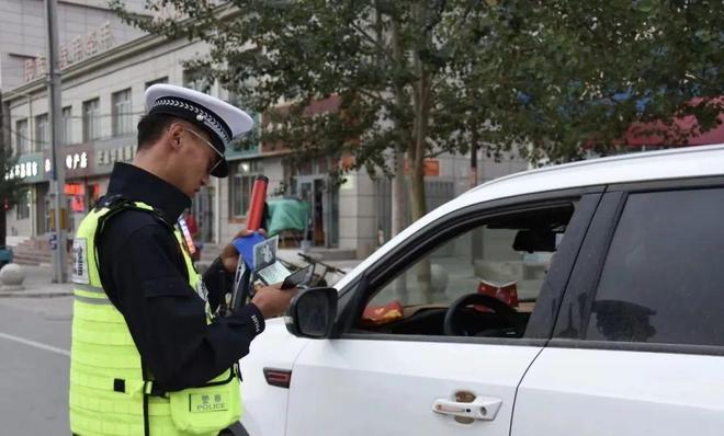茫崖：交警全力守护戈壁小城平安出行