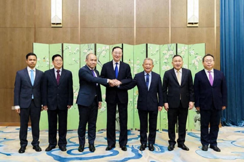 中国开始监督泰柬停火，两国代表在中方见证下握手言和