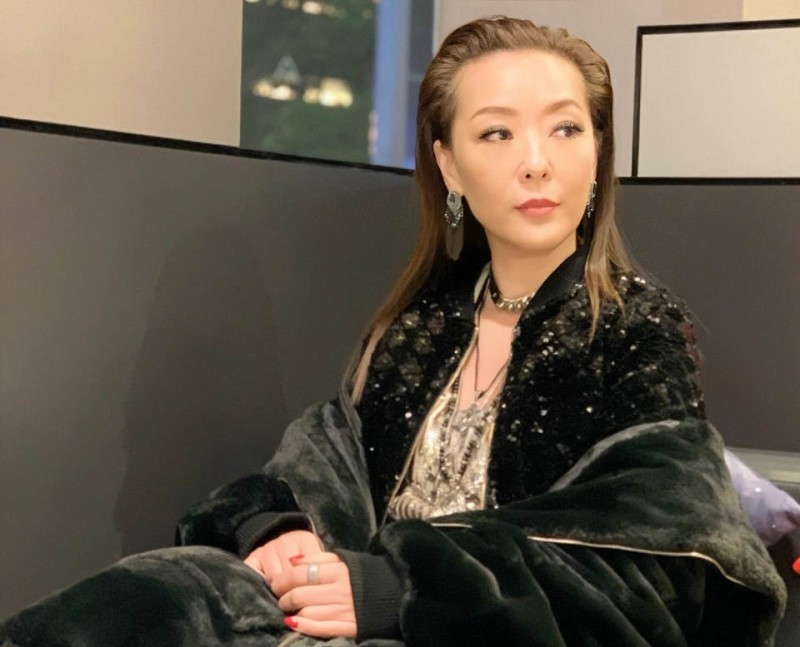 香港知名女星送自己豪车，直播带货买了几套房，至今未婚还是单身
