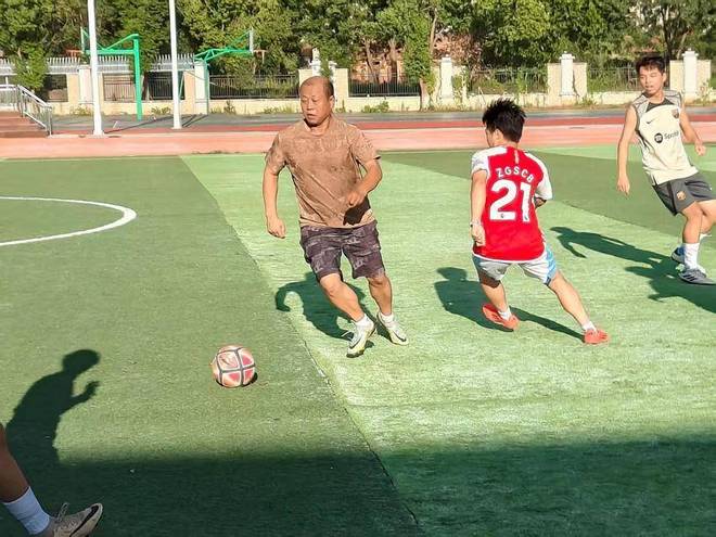 安陆“乡超”赛场上，55岁的陈西平将足球进行到底