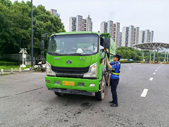 通安镇：昼夜坚守 织密高速渣土运输防护网