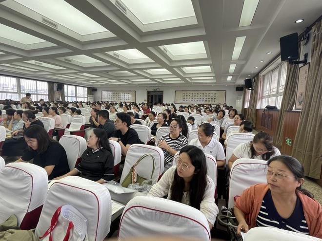 聚焦素养提升！小五台小学开学前教师全员“充电”