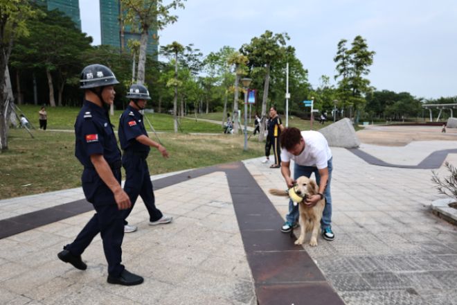 文明养犬！爱它，宠它，请牵着它！