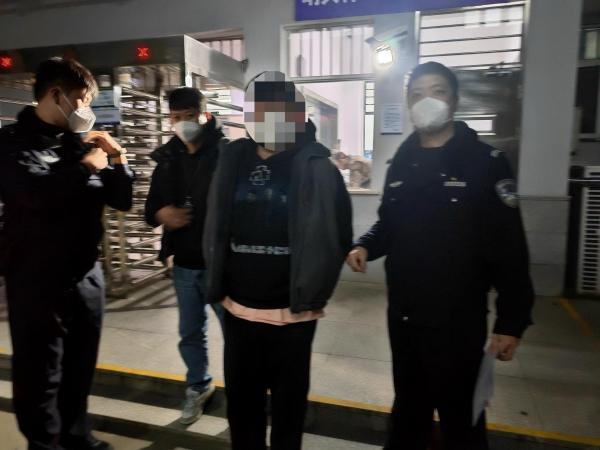 离职奢侈品导购以“优惠货源”为由 诈骗老客户2万余元