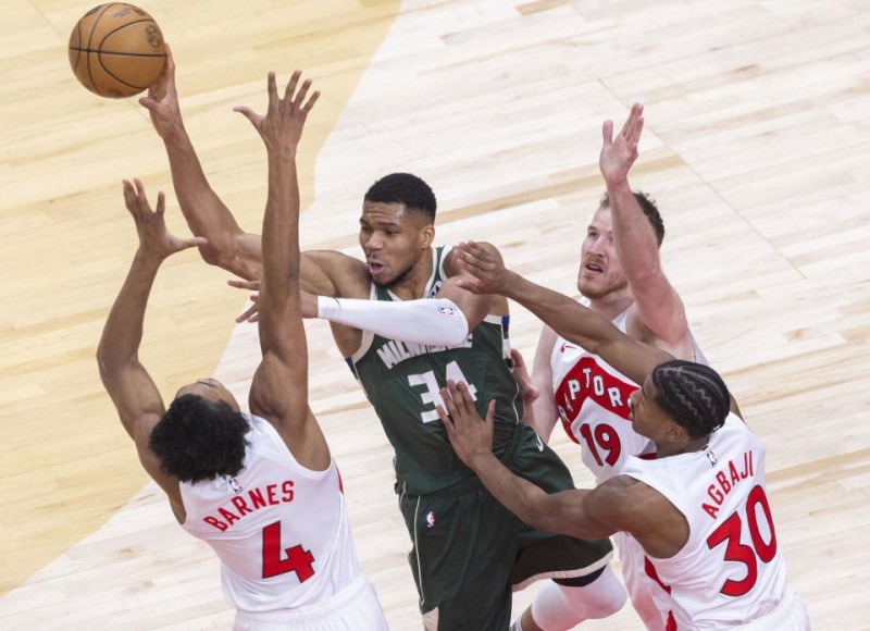 篮球——NBA常规赛:猛龙不敌雄鹿