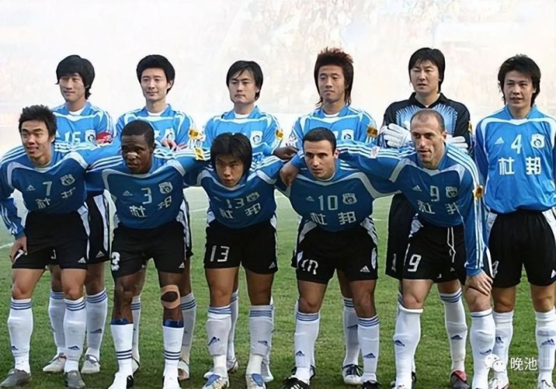 19年前今天,足球城大连成就8冠王伟业!当时实德1线队37名注册球员今何在?(2005年10月23日)