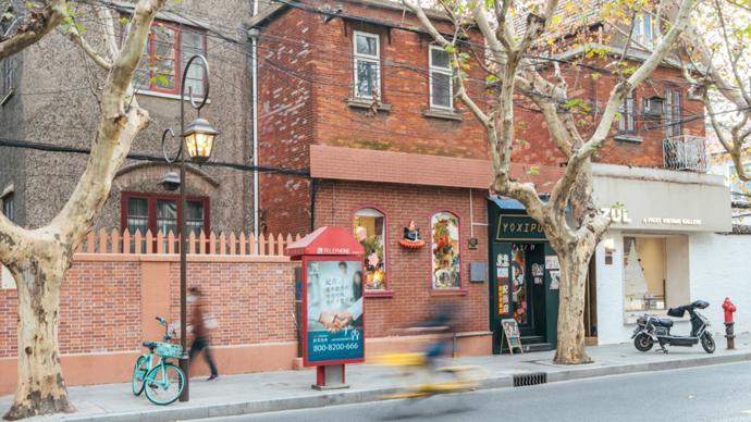 上海市中心这条“腔调”十足的马路焕新后，国际知名品牌在这里办起了光影秀