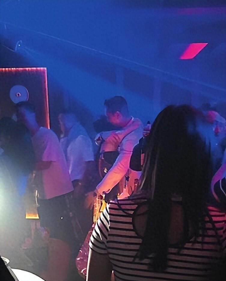 反击？胡杏儿老公夜店抱女风波后首晒夫妻合照，面带笑容依旧甜蜜